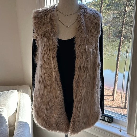 dylan Jackets & Blazers - Dylan Rose Ombré Faux Fur Vest, NWOT, Size Small